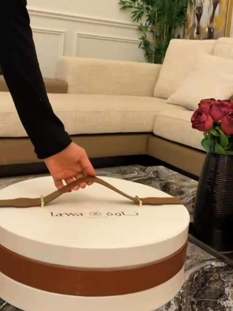 حي الشتاء وحي ماجابه، ووا و بوكس حلا ومالح في حلته الجديدة من تاوه البوكس خيااااال وجميل ويواجهه  ضيافه هدايا ومناسبات يحتوي عل طبقتين طبقه حلا وطبقه مالح  طبعا الحلا ب٤ حشوات مختلفة  والمالح فوق الوصف وكميتها رااهية والطعم روعه تخبز يوميا بالفرع✨️ من افضل البكجات االي مرت علي ✅️ متخييلين كل هالفخامة والكمية بس ١٧٨ ريال😍تاوة فخامة وجودة وسعر  للتواصل تاوة منتشرة في جميع فروع المملكة٥٢ فرع في خدمتكم وكذلك جميع تطبيقات التوصيل🚗🚗 @Tawa.ksa  #جديد_تاوة #تاوة #حلويات_تاوة  #حالي_مالح_تاوة  #حلويات 