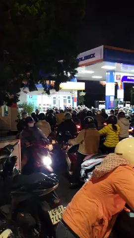 cây xăng Hồ Xuân Hương, ??? tự nhiên giành nhau đổ xăng, ??? #dalat #dalathomnay  #hoxuanhuong 