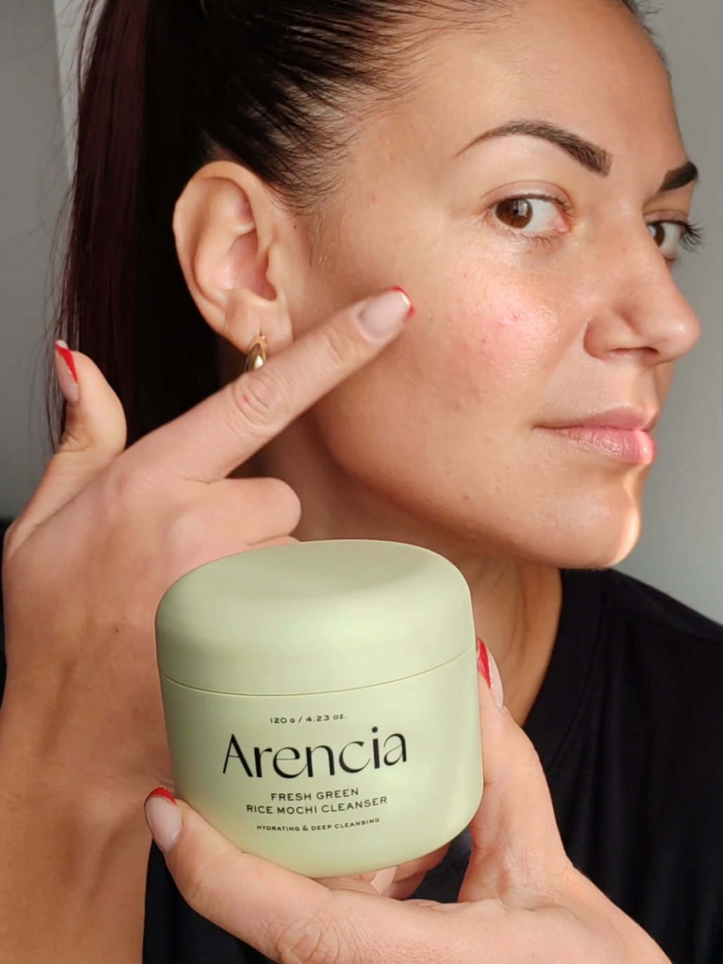 Skin transformation... with a cleanser? That's right! 😍 I don't know why, but these last couple of months I have been dealing with acne and clogged pores. Fortunately, I began to use Arencia Fresh Green Rice Mochi Cleanser and I love how it changed my skin after every use. Arencia Fresh Green Rice Mochi Cleanser is specifically formulated for acne-prone skin because: 1. Soothes and calms acne - clears acne, reduces inflammation and calms active breakouts;  2. Brightens and soothes - fermented rice extract improves tone and fades acne marks; 3. Deep and gentle cleansing - mochi texture removes dirt, sebum and pore buildup, clears congestion without stripping or irritating the skin; 4. Gentle and gradual exfoliation, leaving skin cleaner, smoother and more balanced. @Arencia #arencia 