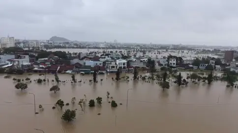 Đây là cảnh tp Tuy Hoà lúc 9h30’ sáng 20/11/2025, còn lại các xã huyện nặng hơn nhà ngập mái, dân còn cầu cứu, ngâm mình dưới nước lạnh lẽo, đói, mất điện mất liên lạc, cô lập … quá thương xót xa 🥹     Nguồn: Phú Yên Nè #mientrung #phuyen #lulut
