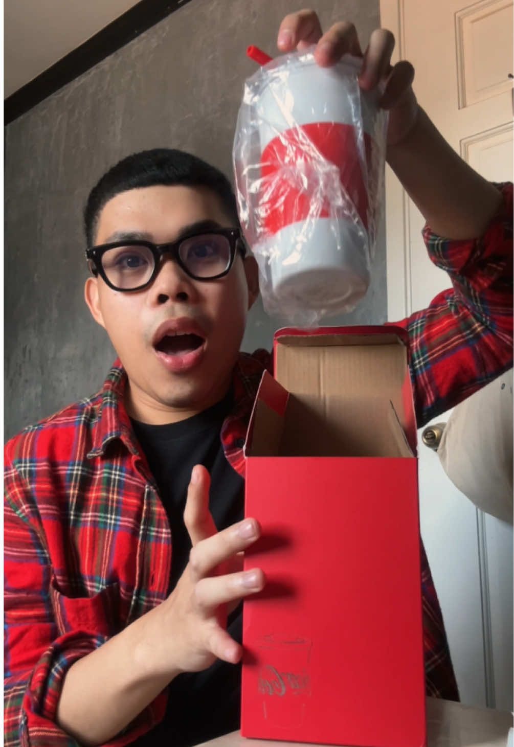 IT’S TIIIIIIMEEEEEEE! Christmas season is here again — and this year, you can score your own limited-edition Coke Emoji Cup!🥤✨ Just avail any participating coke combo meals + play the emoji game = more chances of winning the grand prize! 👀🥤 *Available in select stores and via Grab until Dec. 15, 2025 DOH-FDA CFRR Permit No. 1498 s. 2025  SIP THE SEASON WITH COKE EMOJI CUP 2025 #CocaColaPH #PaskongCocaCola #RefreshTheHolidays #CokeEmojiCup 