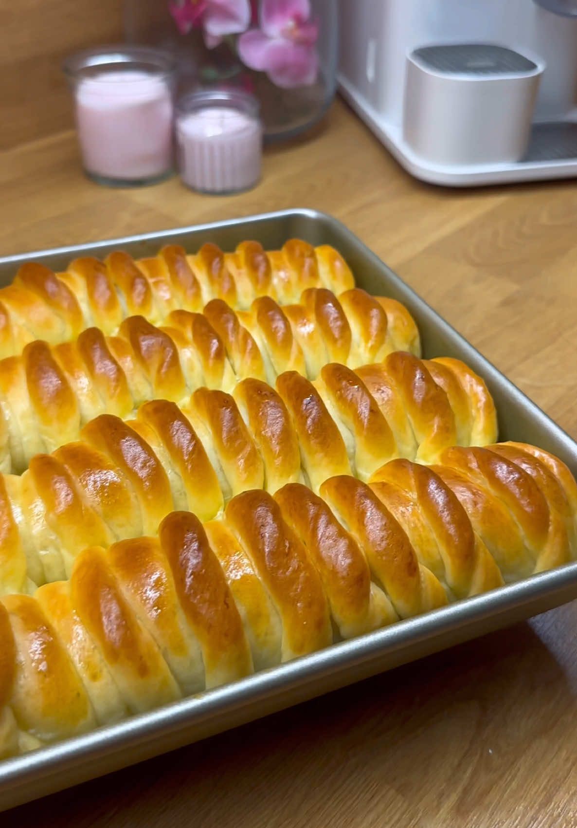 بريوش بالشوكولا بعجينه هشة ولذيذة 🍞🍫 المقادير: كوبين دقيق ملعقتين كبار سكر ملعقة صغيرة خميرة فورية نصف ملعقة صغيرة ملح بيضه بحراره المطبخ نصف كوب حليب نعجن المكونات كلها مع بعض  واخر حاجه نضيف 50 جرام زبدة بحراره المطبخ نغطي العجين ويترك يتخمر في مكان دافي لمدة ساعة بعد التخمر نفرغ الهواء من العجين ونقسم العجين ل 8 كرات  التشكيل موضح بالفيديو الحشو ~ شكولاته نغطي العجين ويترك يتخمر للمره الثانيه لمدة 30 دقيقه ندهن الوجه ~ صفار بيضه وملعقة كبيره حليب الفرن ساخن مسبقا على حرارة 180 درجة لمدة 30 دقيقه #baking #nutella #brioche #foryou #fyp 