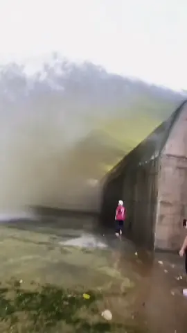 Đùa giỡn tại cống xả của thuỷ điện 😢