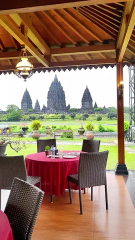 Ternyata ada resto yg punya view candi prambanan sedekat ini! Baiknya reservasi dulu ya sebelum datang kesini, supaya dapat tempat duduk yg diinginkan. Tapi sedikit tips untuk yg belum sempat reservasi, bisa coba datang di luar jam makan siang di hari kerja. 📍Rama Shinta Garden Resto #candiprambanan #wisatajogja #prambanantemple #jogja #jateng 
