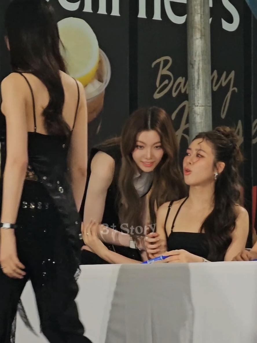 นี่แหนะๆ เห็นแหละ รู้แหละ แต่เรื่องนี้มี พรบ. หลายใบ เรื่องอะไรเราจะเปิดก่อน 🤣  LINGORM CH3 CALENDAR SIGN  #หลิงออมปฏิทินช่อง3ปี2569  #หลิงออม #LingOrm  #เซ็นปฏิทินช่อง3ปี69D3 #3PlusStoryxปฏิทินช่อง3ปี69D3 