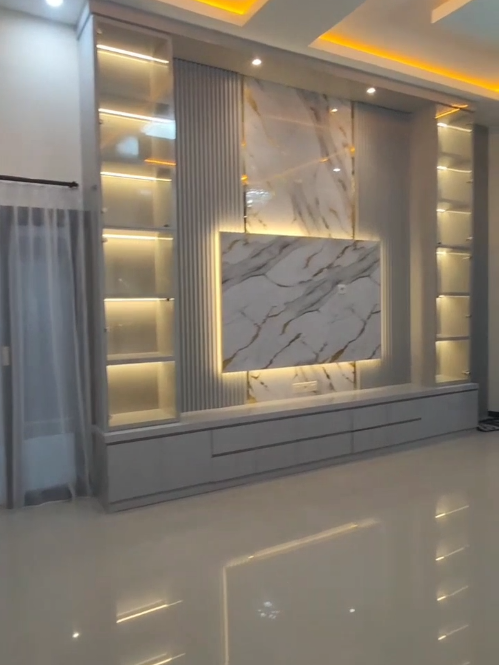 Ruangan santai bersama. keluarga. backdrop TV modern  bahan multipleks lapisan HPL #kitchensetjombang #bedroomset  #partisi  #fyp #wardrobe 