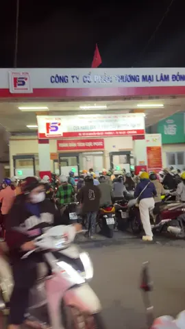 Đà Lạt lúc này 8h tối và đi 3 cây xăng như 1: đông đen. Trời cũng tạnh mưa rồi, hy vọng 🌟