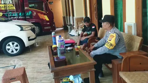 Bhabinkamtibmas Kalurahan Tanjungharjo Aiptu Heri Kusnawan melaksanakan giat sambang dan binluh Kamtibmas di Padukuhan Dengok, memberikan himbauan terkait kewaspadaan penipuan online, menjaga keamanan lingkungan di musim penghujan, serta tertib berlalu lintas (Kamis, 20/11/2025). #PatroliJogja #PoldaJogja #PoldaDIY #PolresKulonProgo #PolriUntukMasyarakat