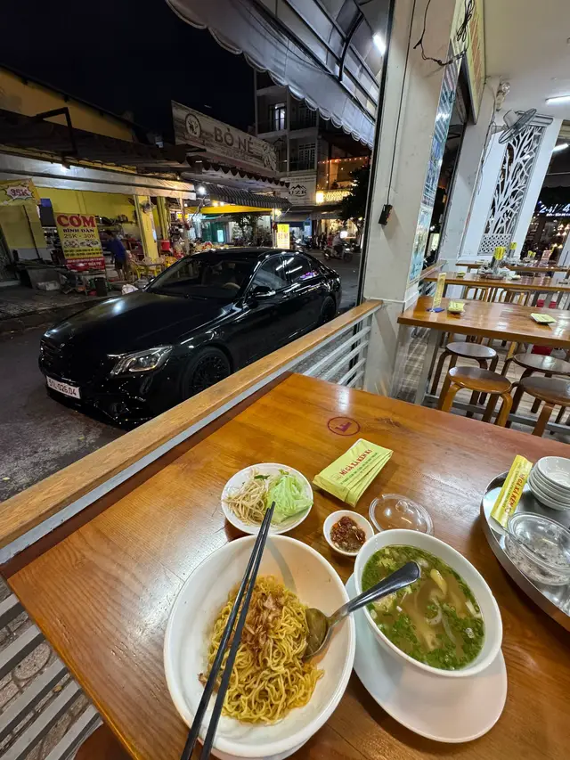 Chạy cái xe bạn hằng mơ ước, ăn quán bạn thích