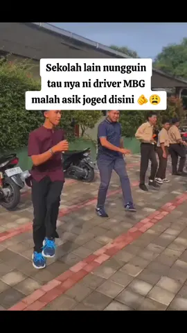 banggg...ditungguin sekolah yg lain oi 😩 malah asik joged disini 🫵😩😭 #fyppppppppppppppppppppppp #ngakak#bgn #mbg