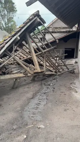 Lekas membaik semeruku  🌋 🤲🤲🤲   Kondisi di desa supiturang  Pronojiwo lepas diterjang lahar panas semeru #semerumeletus #semeru #pronojiwo #lekasmembaiksemeru #pronojiwolumjang 