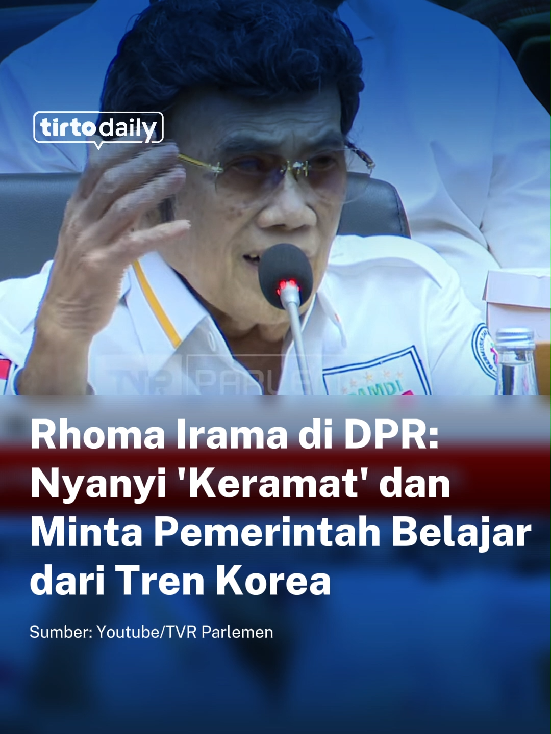 Raja Dangdut Indonesia sekaligus Ketua Umum Persatuan Artis Musik Dangdut Indonesia (PAMDI) Rhoma Irama, bawakan lagu Keramat saat Rapat Dengar Pendapat Umum (RDPU) membahas Revisi UU Hak Cipta, Kamis (20/11). Bukan hanya itu, Rhoma juga singgung industri seni yang berkembang pesat di Korea Selatan. Rhoma menyoroti fenomena “Demam Korea” yang terjadi saat ini, termasuk di Indonesia. Ia menyebut, seni dan industri kreatif Korea Selatan bisa berjaya berkat keterlibatan pemerintah. Pelantun lagu Judi ini pun minta pemerintah bisa belajar dari Korsel. “Seperti kita ambil contoh Korea saja. Dunia tengah kena fever Korea, entah dramanya, musiknya, itu karena keterlibatan pemerintah di dalam berbagai aspek kesenian ini,” ujar Rhoma. Penulis/Editor: Muhammad Fadli Rizal #TirtoDaily #RhomaIrama #dangdut #DPR