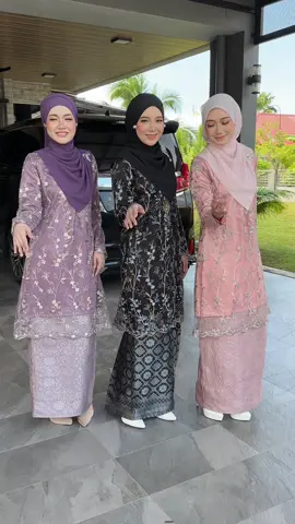 Kurung lace + songket warna manis dan meriah pun ada 😍 Berkenan terus grab tau sebab Diana takde restock 🫶🏻 #fypage #bajuraya2026 #kurungfulllace #bajukurungsongket #bajubridesmaid 