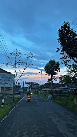 —“Jangan atur perilaku orang lain. Aturlah ekspektasimu.”— #bumijawa #tegal24jam #berandatiktok #sunset #tegalhits 