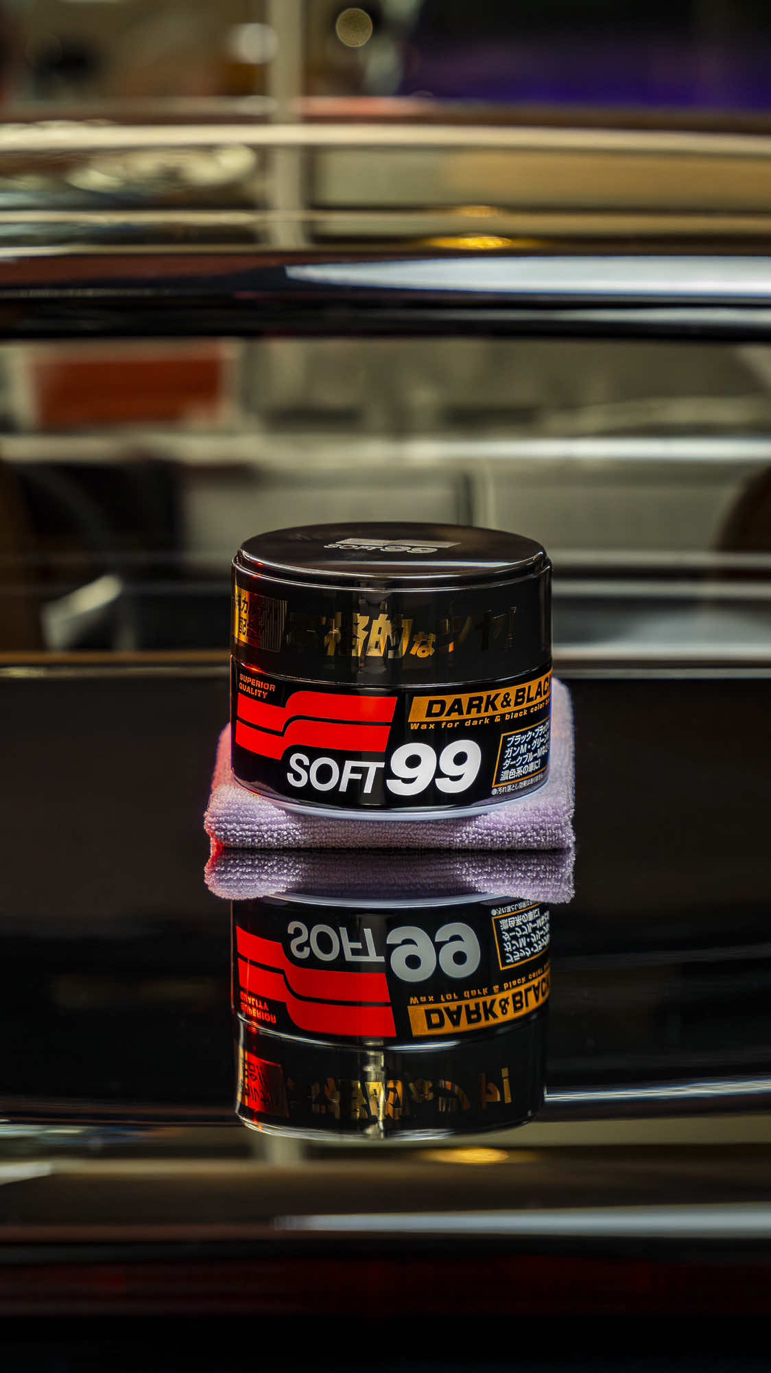 It doesn’t have to be a Ferrari 😉 All it takes is black paint and a little magic to see your reflection in it 👀 The hybrid Dark & Black Wax — enriched with natural Carnauba — delivers a flawless mirror finish on dark paint 🇯🇵💪 #blackpaintcare #mirrorfinish #soft99 #carnaubawax #detailinglife