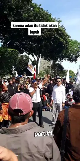 Ribuan masyarakat dari beragam Kabupaten dan Kota di Riau dikabarkan menggelar aksi demonstrasi besar-besaran di depan Kantor Kejaksaan Tinggi (Kejati) Riau pada Kamis, 20 November 2025. Aksi ini dilaporkan sebagai bentuk protes keras masyarakat yang merasa terdampak oleh aktivitas Satuan Tugas Penertiban Kawasan Hutan (Satgas PKH).  Massa aksi yang tergabung dalam Koalisi Masyarakat untuk Marwah Riau (KOMMARI) disebut datang dengan membawa lima tuntutan utama yang mereka anggap sebagai perlawanan terhadap ketidakadilan yang terjadi dalam proses penertiban kawasan hutan dan pengelolaan lahan hasil sitaan. Dari lima tuntutan tersebut, salah satunya meminta penghentian seluruh aktivitas Satgas PKH dan PT Agrinas Palma Nusantara apabila bukti legal tidak dapat ditunjukkan. Menurut KOMMARI, selama dokumen legal pengukuhan kawasan hutan belum dibuktikan, seluruh kegiatan Satgas PKH dan PT. Agrinas beserta mekanisme Kerja Sama Operasional (KSO) harus dihentikan. #fyppppppppppppppppppppppp #viral #Pekanbaru #demo  #tiktoklive #TNTN 