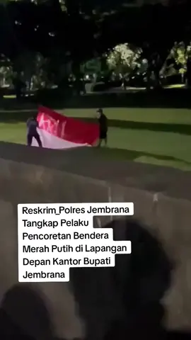 pelaku pencoretan bendera merah putih di depan kantor bupati Jembrana sudah diamankan reskrim polres Jembrana.  #viral #pelakupencoretan #vabdalisme #benderamerahputih #polresjembrana #poldabali 