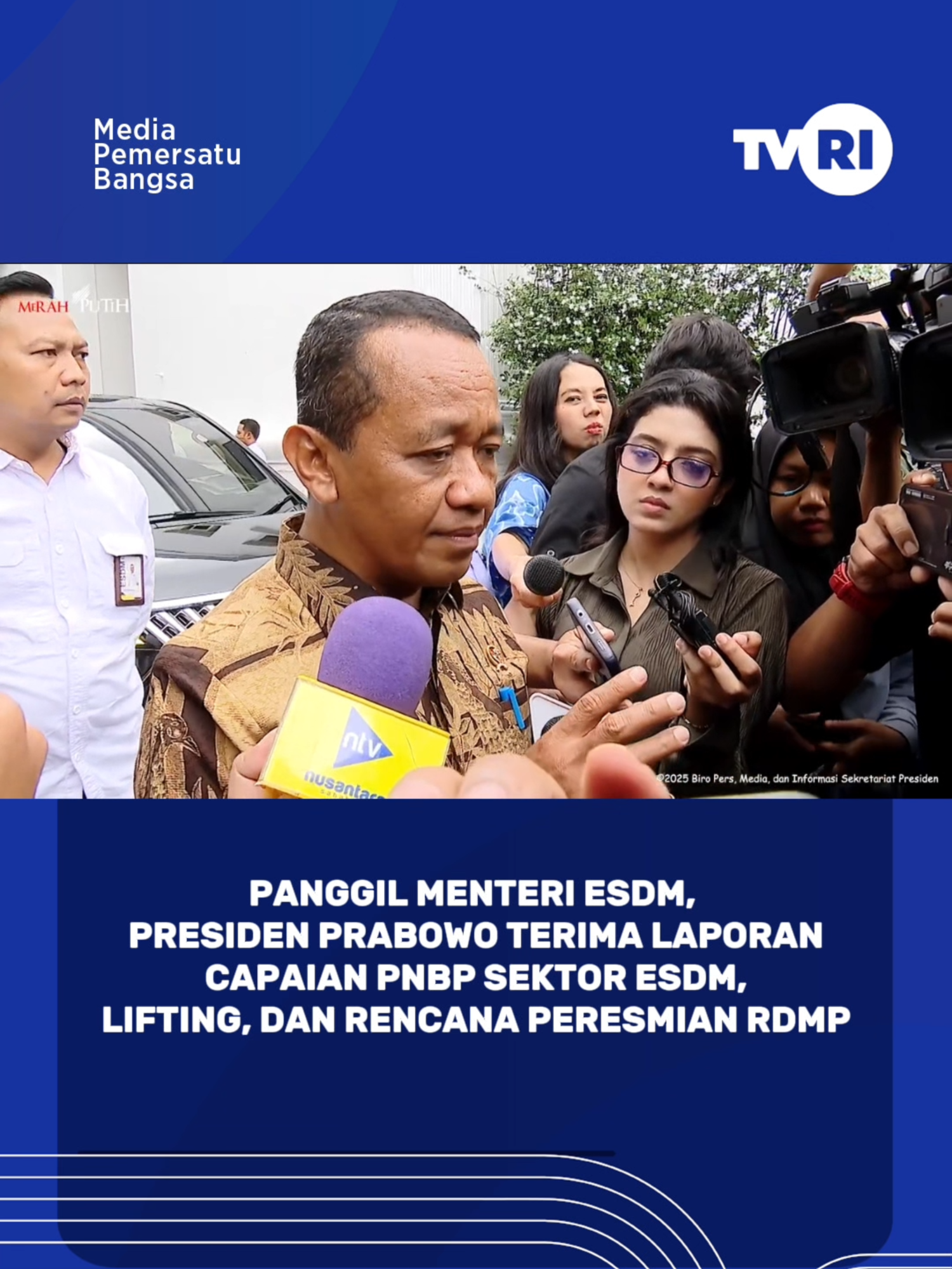 Presiden Prabowo Subianto memanggil Menteri Energi dan Sumber Daya Mineral (ESDM) Bahlil Lahadalia di Istana Merdeka, Jakarta, pada Kamis, 20 November 2025. Dalam keterangan pers usai bertemu Presiden Prabowo, Bahlil menyampaikan terkait laporannya mengenai capaian penerimaan negara bukan pajak (PNBP) sektor ESDM, realisasi lifting, serta rencana peresmian Proyek Refinery Development Master Plan (RDMP) di Kalimantan Timur.   “Saya kan harus melaporkan terhadap target di dalam APBN. Kan sebentar lagi kan bulan Desember mau selesai. Bagaimana PNBP (Penerimaan Negara Bukan Pajak) kita? PNBP kita sudah 85 persen dari target yang diberikan dalam APBN. Kemudian lifting, juga alhamdulillah mencapai target,” ujar Bahlil.  Dalam kesempatan tersebut, Bahlil juga menyampaikan perkembangan rencana peresmian Proyek Refinery Development Master Plan (RDMP) di Kalimantan Timur. Bahlil menyebut proyek itu akan menciptakan lompatan besar dalam ketahanan energi nasional.   “Kemudian saya juga melaporkan tentang rencana peresmian RDMP di Kalimantan Timur yang kalau itu diresmikan, maka insyaallah 2026 kita sudah mencapai swasembada di bidang energi solar dan avtur. Ini yang kita lagi rencanakan ke depan,” imbuh Bahlil.  Selain itu, Bahlil menjelaskan bahwa pemanggilan tersebut merupakan bagian dari mekanisme pelaporan rutin kepada Presiden.   “Saya sendiri. Saya kan sebagai pembantu Bapak Presiden. Sebagai pembantu Presiden, setiap dipanggil harus siap untuk melaporkan apa-apa yang menjadi tugas KPI (Key Performance Indicator) dan atau perintah lain dari Bapak Presiden kepada menteri,” pungkas Bahlil. #TVRI #TVRINasional #MediaPemersatuBangsa #bahlillahadalia #ESDM