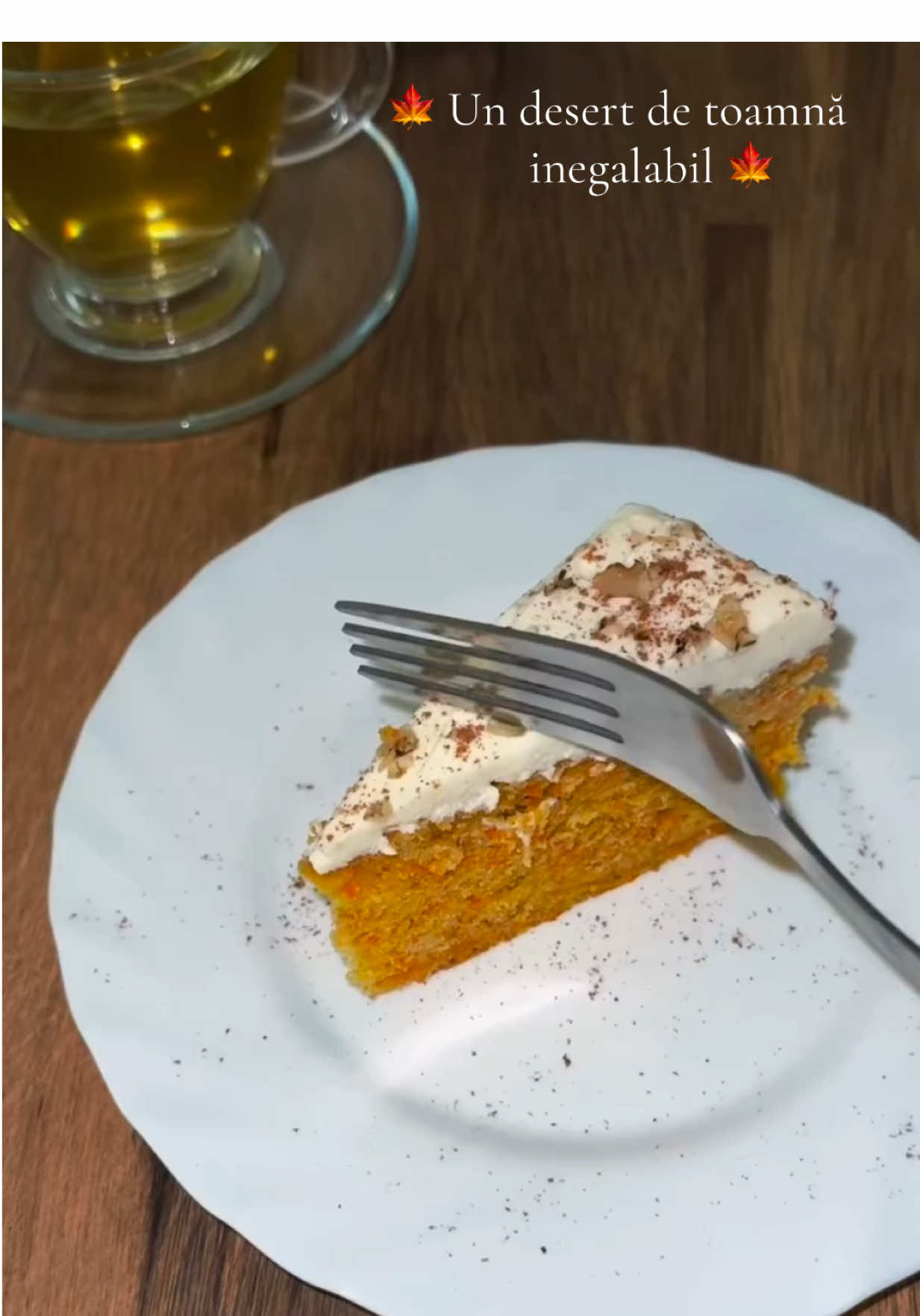 🎃✨ Carrot Cake Pufos & Aromat 🍰 🥕 Ingrediente blat: • 3 ouă • 300 g făină • 300 g morcov ras • 200 g zahăr • 200 ml ulei • 1 măr ras • 7 g praf de copt • 5 g bicarbonat • 1 linguriță suc de portocală • 1 linguriță coajă de portocală • un praf de sare 🍯 Crema: • 250 g mascarpone • 200 g cremă de brânză • miere după gust • extract de vanilie ⭐ Opțional: • nuci prăjite și tocate • un praf de mixed spice  👩🏻‍🍳 Mod de preparare: 1️⃣ Bat ouăle împreună cu zahărul, sucul și coaja de portocală până compoziția devine deschisă la culoare. 2️⃣ Adăugăm uleiul și mixăm bine până se încorporează complet. 3️⃣ Încorporăm făina și praful de copt, apoi adăugăm bicarbonatul stins cu o linguriță de oțet. 4️⃣ Punem morcovul și mărul ras (pe răzătoarea mică, pentru o textură fină). 5️⃣ Turnăm compoziția într-o tavă tapetată cu unt și făină și coacem 45–50 min la 180°C. 6️⃣ Preparăm crema amestecând mascarpone, crema de brânză, mierea și vanilia, apoi o lăsăm la rece. 7️⃣ După ce blatul s-a răcit complet, îl acoperim cu crema. 8️⃣ La final, presărăm mixed spice și nucile prăjite și tocate. 🤤 ✨ Weekendul se apropie! Încearcă prăjitura și spune-mi cum ți-a ieșit 😋 📌 Tag me if you try it! #carrotcake #fyp #homebaking #retete #reteteusoare 