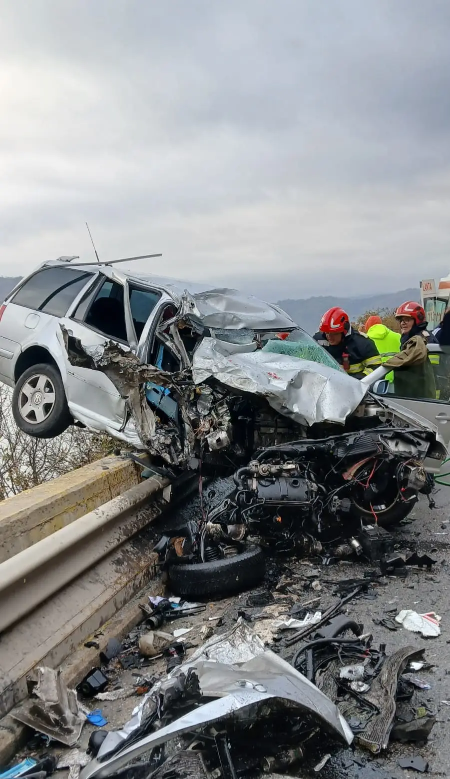*ISU Mehedinti*  Statia de Pompieri Orsova intervine la un accident rutier produs intre un autotren si un autoturism pe DN 6, in zona viaductului Oreva. Secția de Pompieri Orșova intervine pentru gestionarea unui accident rutier produs între un autotren și un autoturism, pe DN 6, în zona viaductului Oreva.  La fața locului s-au deplasat de urgență o autospecială de stingere cu modul de descarcerare și o ambulanță SMURD.  În urma accidentului, o persoană a rămas blocată și a fost nevoie de intervenția echipajului de descarcerare pentru extragerea acesteia.