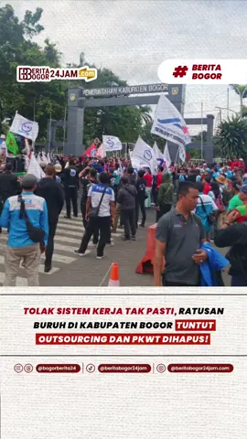 ‼️TOLAK SISTEM KERJA TAK PASTI, RATUSAN BURUH DI KABUPATEN BOGOR TUNTUT OUTSOURCING DAN PKWT DIHAPUS‼️ BOGOR — Aksi buruh digelar di depan Gerbang Pemkab Bogor, Cibinong, pada Senin (20/11/2025). Dalam aksi tersebut, perwakilan pekerja menegaskan tuntutan penghapusan sistem outsourcing dan PKWT yang dinilai tidak memberikan kepastian kerja bagi buruh di Kabupaten Bogor. Dalam penyampaiannya yang terekam dalam video, perwakilan buruh menyebut bahwa sistem outsourcing membuat pekerja dapat diberhentikan kapan saja, tidak memiliki kenyamanan kerja, dan banyak menerima upah di bawah UMK. Mereka menegaskan bahwa konsep outsourcing yang benar adalah pengalihan pekerjaan, bukan pengalihan orang. Pekerjaan boleh dialihkan antarperusahaan (PT ke PT) dan tidak berada pada satu lingkungan yang sama, sementara status pekerja tetap harus menjadi karyawan tetap perusahaan. Selain persoalan status ketenagakerjaan, buruh juga mengkritik banyak praktik outsourcing yang dinilai tidak sesuai aturan dan menimbulkan ketidakpastian bagi pekerja. Atas kondisi tersebut, mereka meminta Pemkab Bogor menerbitkan surat edaran atau peraturan daerah yang secara tegas menghapus outsourcing dan PKWT di wilayah Kabupaten Bogor. Bagaimana menurutmu terkait tuntutan ini? Tulis pendapatmu di komentar! Jangan lupa LIKE, SHARE & FOLLOW biar nggak ketinggalan info seputar Bogor lainnya! #kabupatenbogor #demo #buruh #outsourcing #pkwt 