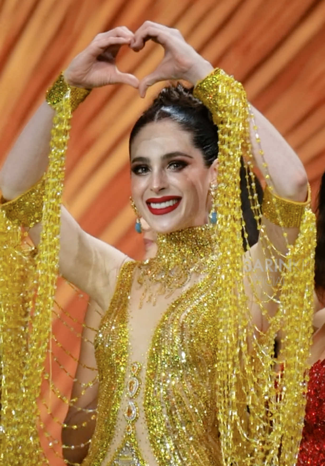 Listen to the cheers from the crowd to Miss Universe Mexico 