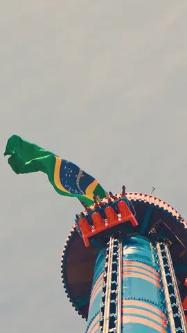 São 100 metros de altura, uma queda de mais de 120km/h e muita coragem! 😎 A Beatriz e família voltaram para curtir a Big Drop, essa atração que é pura adrenalina!  Confere aí como é o sistema de segurança e tecnologia desse brinquedo!  E se ficar um pouco mais do que quatro segundos lá em cima, já sabe: é normal! 😉 #betocarrero #betocarreroworld 
