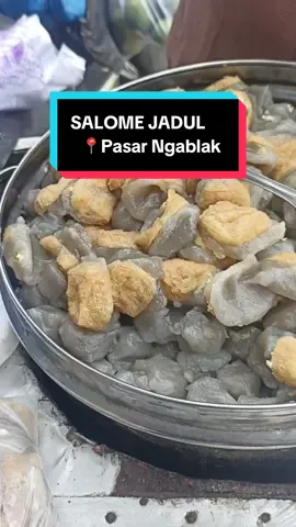 Salome Jadul di Pasar Ngablak Banguntapan Bantul, salomenya enak gurih, dengan saos kacang yg di racik dan di masak gurih pedas manis,,kalian wajib cobain ya,,larisin ibunyaaa Salome Tahu Gerobak Ijo 📍Pasar Ngablak Piyungan Bantul Jam 7 pagi - 9 pagi #salomejadul #kulinerjogja #salomeviralbantul #banguntapan #somejadul 