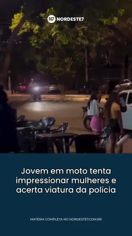 Um jovem que realizava manobras de grau em moto para impressionar mulheres terminou atingindo uma viatura da polícia. A colisão encerrou a exibição de forma brusca, deixando todos surpreendidos com o desfecho. #groomoto #acidente #policia #viatura #noticia