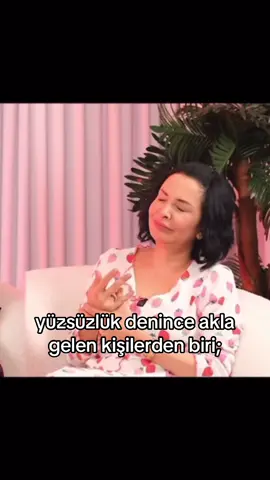 OLAY;Evrim Akın (nana) ve Asena Keskinkılıç (yağmur) arasında geçiyor parantez içine aldığım adlar setteki bez bebekteki isimleri . Asena ile Evrim bu projede yer alıyorlar fakat Evrim herkese değişik davranıyor yani herkesle bi kavgası varmış herkesle alay ediyormuş özellikle Asena’ya ona baskı uyguluyormuş (o dönemler asena’nın annesi ve babası boşanıyor) sonra birkaç kavga oluyor Evrimi diziden atıyorlar ama başrol olduğu için geri alıyorlar (herkese Evrimin hasta ve ilaç kullandığını falan söylüyor stüdyo) sonra Evrim Asena’nın annesinden babasının telefon numarasını falan alıyo sonra babası ile ilişkiyr başlıyor (ig hesabımda görebilirsiniz) sonra bu nana dizisi bitiyo ve köstebek giller in filmi için evrim kötü karakter olarak yer alıyo ve gene aynı projede yer almak zorunda kalmışlar yıllar sonra artık Asena Keskinkılıç kimseden korkmadığını söyleyerek bunları video çekip paylaşıyor (detaysız anlattım biraz @Asena videoları buradan izleyebilirsiniz)💘 hiç beklemezdim#keşfetbeniöneçıkar #keşfetteyizzz #keşfet #fyp @evrimakın 
