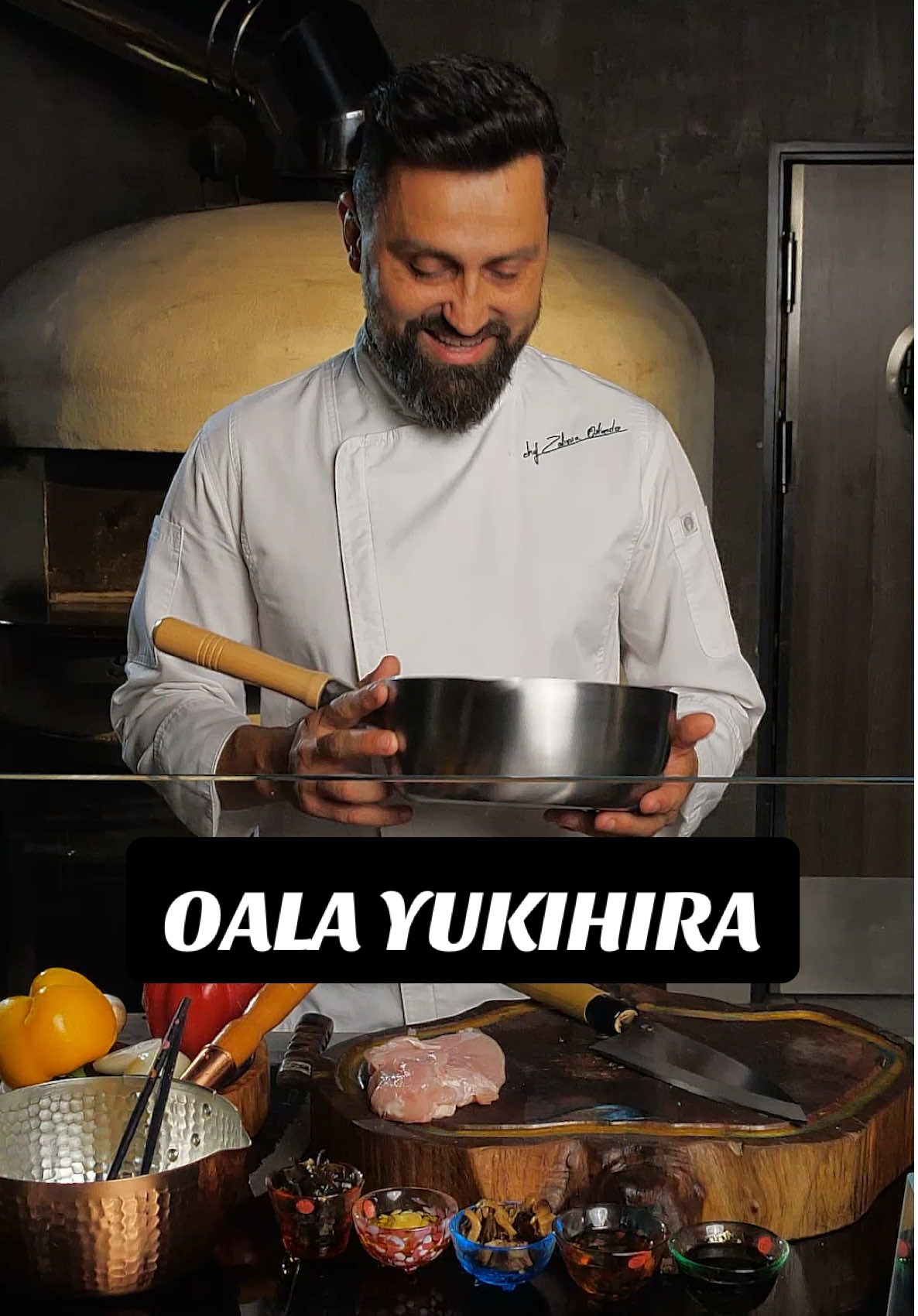 Eu recomand întotdeauna doar lucrurile în care cred cu adevărat. Pe care le testez, le folosesc și care îmi plac. Așa am ajuns la oala japoneză din oțel inoxidabil de la Japan Essences – oala Yukihira – un obiect simplu, dar atât de bine gândit, încât m-a cucerit iremediabil. În video vă povestesc pe larg toate motivele. Ce mi-a plăcut încă de la început la Japan Essences este inițiativa lor: să aducă în România o parte din Japonia autentică, printr-o selecție atentă de produse tradiționale. Sunt obiecte frumoase, utile și potrivite chiar și pentru a fi dăruite mai departe. Tot vine perioada cadourilor… In plus, În perioada 21 noiembrie – 20 decembrie, pe site-ul celor de la Japanese Essence găsiți reduceri de până la 60% 🎁 @Japanese Essence #yukihira #cheforlandozaharia #cookingtiktok 