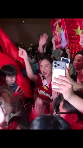 Nụ cười rạng rỡ của Hương Giang trong vòng tay người hâm mộ nước nhà chuẩn bị cho chung kết #huonggiang #missuniverse #chuyennhungnanghau 