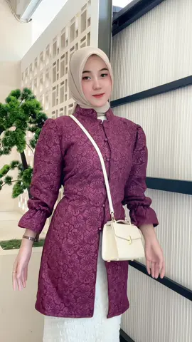 Detailnya cakep parahhh, yaampun pgn punya warna lain lagi🥵👆🏻❤️💋 #embos #jaguard #slimfit #tunikkondangan #kondangancheck 