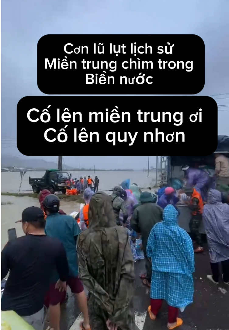 Bão 13 vừa qua , thì lũ lụt lại đến . Mênh mong là nước 🥹#lũlutmientrung #lũlụt 