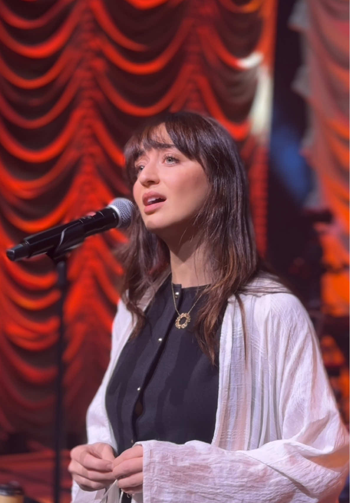 من كواليس التحضير إلى #مسرح_إثراء! نلتقي الليلة مع الفنانة فايا يونان في أمسية يزدان فيها المسرح بالموسيقى. 🎶🎙️ في انتظاركم! #شتاء_إثراء #إثراء 