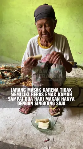 TIDAK PUNYA BERAS UNTUK MEMASAK, EMAK KAMAH SAMPAI 2 HARI HANYA MAKAN SINGKONG SAJA Emak Kamah adalah adalah lansia pejuang hidup yang tinggal di RT 02 RW 12 Kel. Mekarjati, Kec. Karawang Barat, Kab. Karawang. Nasib pilu di alami oleh seorang lansia yaitu Emak Kamah yang mana harus sering menahan lapar karena sering tidak bisa masak karena tidak ada bahan apapun yang bisa di masak. Kadang sampai dua hari Emak tidak masak dan hanya bisa masak air untuk minum dan sekedar mengganjal perut yang lapar dan jika tidak kuat Emak sampai harus mencari singkong sisa panen dikebun milik orang lain. Ketika tidak ada nasi untuk di makan Emak hanya makan singkong rebus saja bahkan ketika sakitpun Emak hanya bisa berdiam diri karena tidak mampu berobat parahnya untuk membeli obat warung pun Emak tidak mampu. Emak memiliki dua anak yang keduanya duda bekerja serabutan yang keadaannya sama saja seperti Emak bahkan salah satunya sering sakit sakitan hingga mau berobatpun harus keliling dulu minta bantuan warga agar bisa berobat. Emak Kamah hanya bisa menangis sedih dengan keadaannya dan pasrah karena memang tidak ada penghasilan hanya mengandalkan pemberian dari tetangga sekitar saja. Sungguh sulit dan beratnya kondisi dan keadaan Emak Kamah saat ini, sahabat yuk kita bantu ringankan kehidupan beliau dimasa tua dan sulitnya saat ini. Salurkan donasi terbaik : Bank BSI : 7198-1213-76 Bank BRI : 0116-0100-1577-564  An. Yayasan Kawalan Kebaikan Al Barkah Konfirmasi/DANA : 0812-1328-5812 #kawalankebaikan #berbagikebaikan #berbagikebahagiaan 