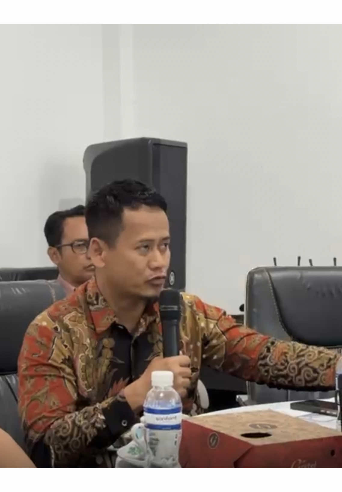 Dewan Pengupahan Kota Batam mulai membahas terkait Upah Minimum Kota Batam untuk tahun 2026 pada Kamis, 20 November 2025 di Kantor Dinas Tenaga Kerja.  Rapat dipimpin oleh Kepala Dinas Tenaga Kerja Kota Batam Bapak Yudi Suprapto, S.H.,M.H. Dan dihadiri oleh wakil ketua dan anggota DPK Kota Batam yang terdiri dari unsur pengusaha, pekerja, pemerintah, dan akademisi.  Berdasarkan hasil pemaparan Badan Pusat Statistik Kota Batam dan Bagian Ekonomi Pemerintah Kota Batam, pertumbuhan ekonomi Kota Batam tahun 2024 adalah 6.69 dan inflasi Provinsi Kepulauan Riau triwulan 3 sebesar 3.01.  Sebelumnya Disnaker Kota Batam melakukan koordinasi kepada pemerintah pusat dalam hal ini Kementerian Ketenagakerjaan dan pada waktu dekat Kemenaker akan menyampaikan regulasi terkait formula UMK tahun 2026. @YUDI SUPRAPTO 