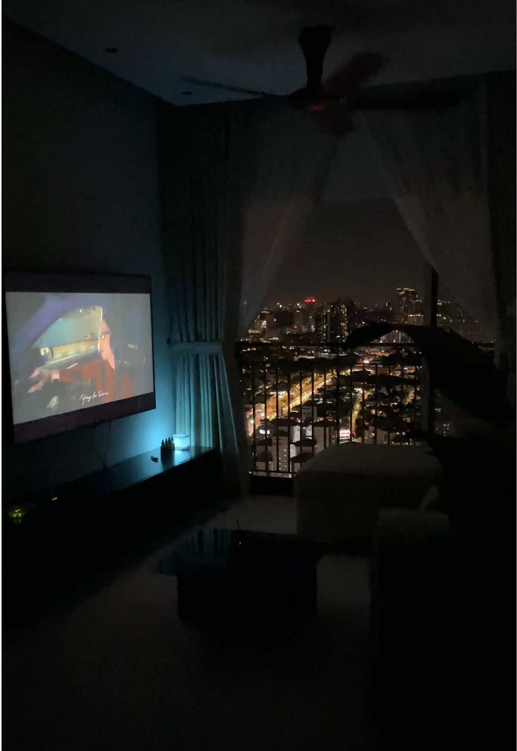 Ada tak yang suka duduk dalam gelap macam ni lepas tu layan lagu?  #vistadanaukota #airbnb #kualalumpur #Home #view 