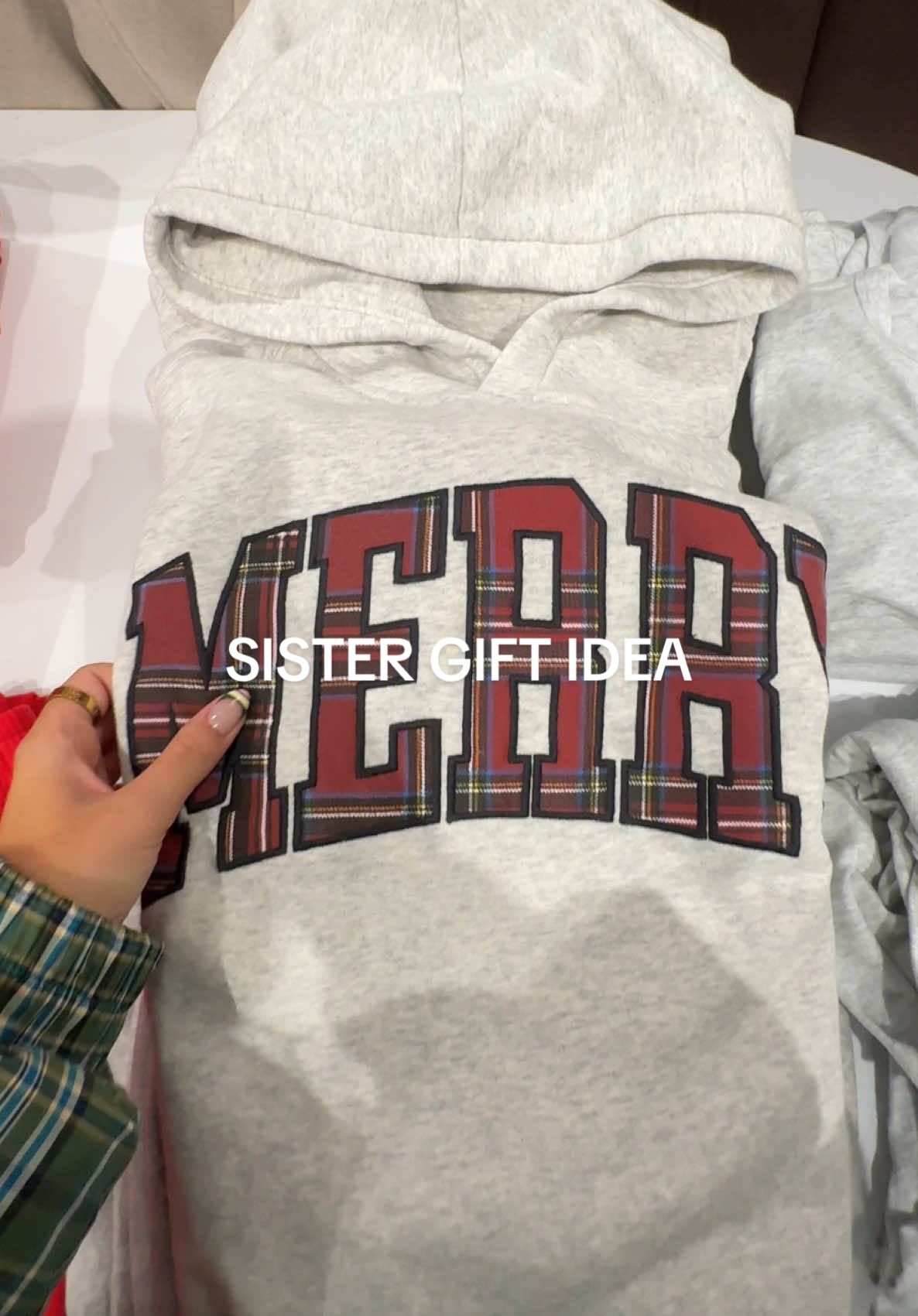 @abercrombie with the sister/bestie gifts!!! #giftguide 