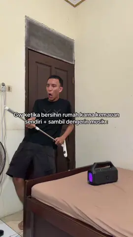 Bersihin rumah 10%, karaokean 25% , Goyang 65% #pov #meme #aguslaparbuk #taksogoktaksogok 