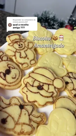Respondendo a @viviane.pereira.d67 ✨ Biscoito amanteigado super saboroso e estruturado! Perfeito pra presentear no Natal: crocante, lindo e com acabamento impecável ✨🍪 Ingredientes: • 130 g de manteiga (ponto de pomada, macia e estruturada) • 100 g de açúcar • 1 gema • 3 gotinhas de essência de baunilha • 250 g de farinha de trigo Modo de preparo: Misture a manteiga, o açúcar, a gema e as gotinhas de baunilha até ficar bem homogêneo. Acrescente a farinha, incorporando primeiro com a espátula e depois com as pontas dos dedos até a massa começar a formar o ponto. Abra a massa entre duas folhas de papel manteiga com 6 mm de espessura e leve à geladeira até firmar. Carimbe a massa, se quiser um desenho mais nítido, passe o carimbo no cacau e tire o excesso. Corte os biscoitos, leve ao freezer por 10 minutos e depois asse em forno pré-aquecido a 180°C até dourar levemente nas laterais (no meu ficou entre 10 e 13 minutos). Deixe esfriar e aproveite essa perfeição crocante e estruturada ✨🍪 🎄 Usei carimbos de Natal super baratinhos do TikTok Shop pra dar esse acabamento lindo. Deixei o link na tela pra quem quiser conferir! 💖 . . . . . #natal #biscoito #receitas #receitasimples #lembrancinha 