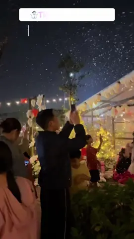 Lên đồ đến tiệm ngay thui^^ Tiệm phun tuyết mỗi ngày^^! Đến tiệm có cà phê đậm đà, trà ngon, bánh ngọt , không gian mùa lễ hội tha hồ check in. ——————— Tiêm cà phê Đê 198x _ Live acoustic 2 buổi cuối tuần! _Miễn phí khu vui chơi cho bé( trong nhà, ngoài trời) _Miễn phí chỗ đỗ xe siêu rộng. _Khu ngồi trong nhà, ngoài trời cực chill  _Nhận tổ chức sinh nhật, sự kiện. 📍Địa chỉ: Đường Nam Đuống, phường Thượng Thanh, quận Long Biên , Hà Nội.( cuối đường Đặng Vũ Hỷ rẽ phải 30m) ☎️:0988459009 #longbien #caphe #live  #tiemcaphede198x #acoustic   