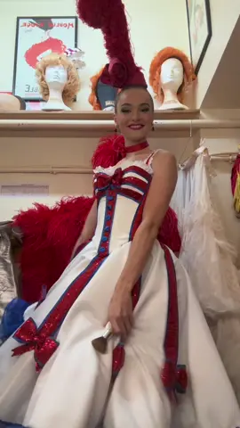 Prête à monter sur scène ❤️ #moulinrouge #paris #cabaret 