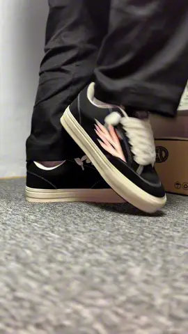 Sepatu biasa? Bukan. Ini sepatu gemuk Blucrat — yang kalau kena cahaya, langsung nyala dan nyuri perhatian. Hitam putihnya aman buat dipakai harian, tapi efek nyalanya… bikin kamu keliatan beda dari semua orang di kerumunan. Empuk, tebal, nyaman, dan glow-nya bukan kaleng-kaleng. Kalau kamu tipe yang suka tampil simple tapi tetap standout, ini sepatu yang bakal narik mata orang sebelum kamu jalan 3 langkah. Stok terbatas. Yang telat bakal nyesel. ⚡👟 #sepatucasual #sepatupria #sepatucowok #sepatugemuk #sepatumurah 