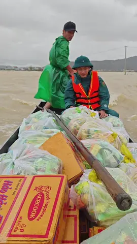 Tiếp lương thực cho bà con vùng bị cô lập🥰🥰#miềntrung #lũlụt #77binhdinh 
