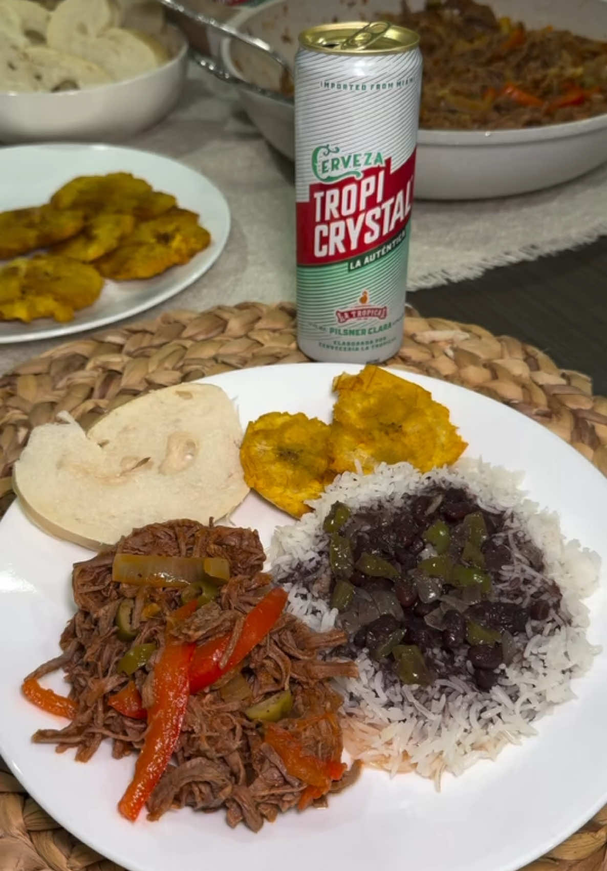 Cada vez que cocino comida cubana me conecto con mis raíces… y hoy lo hice con una Tropi Crystal al lado. Su sabor claro, ligero y sabroso es ese toque que completa la mesa, la conversación y la nostalgia.  Muchos no lo saben, pero esta cerveza es la original de 1928, hecha con orgullo en Miami por sus fundadores. Encuéntrala en Sedano’s, Fresco y Más, Presidente, Bravo y Key Foods.  #TropiCrystal #CervezaCubana #Sedanos #CocinaCubana #Recetasdefamilia @cervecerialatropical 