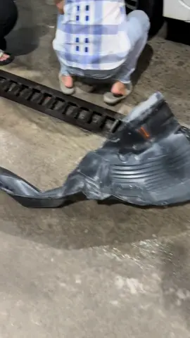 Rớt lúa nha ae. Nước ngập không thấy đường chạy rồi bang ẩu. Rớt lòng dè xe xpander. Nhưng không sao. Kèo này còn binh được