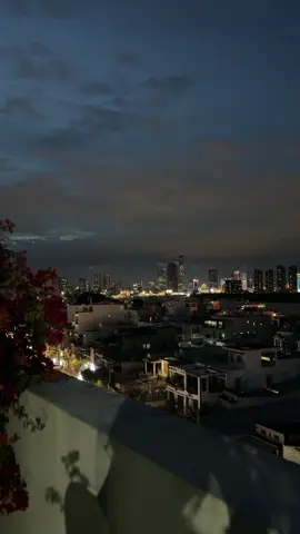 Cũng lâu lắm rồi, em mới nhìn thấy dáng vẻ đầy năng lượng này của bản thân.  Đến cả người ngoài nhìn vào cũng nói, khoảng thời gian trước nhìn em u uất, trì trệ đến nỗi họ sợ em làm điều dại dột. Vậy mà dạo gần đây em bắt đầu tràn đầy lại sinh khí. Em cười nhiều lắm, ngủ cũng ngon hơn. Hoá ra việc phụ thuộc cảm xúc vào người khác lại độc hại đến vậy, nó làm hao mòn đi một con người một cách từ từ, chậm rãi đến nỗi người trong cuộc cũng không hề nhận ra.  Phải cho đến khi thoát ra khỏi nó rồi, em mới biết mình đã từng bị những suy nghĩ, những kỳ vọng của chính mình bào mòn đến thế nào. Vậy là em phải yêu bản thân nhiều hơn thôi, trước khi em có thể dành trái tim này cho một ai khác nữa.  Lần tới khi tình yêu lại đến, hi vọng nó sẽ tiếp thêm cho em sức mạnh, chứ đừng làm tâm hồn em hư hao thêm nữa.