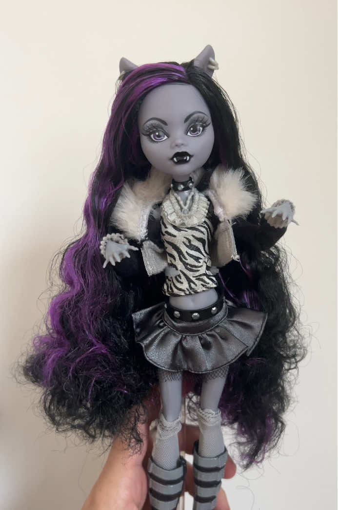 Hum... seriously what's up with her hair? Same goes for Lagoona's ... It's kind of shameful to release dolls and sell them with such hair out of the box 😳 #reeldrama #monsterhigh #monsterhighreeldrama #clawdeenreeldrama