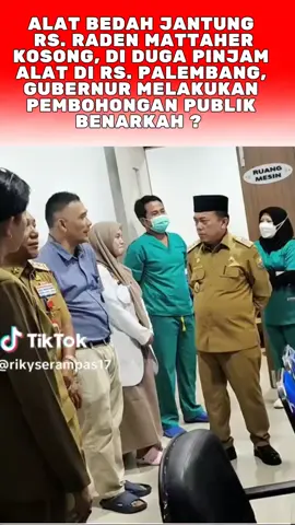 Alat Bedah Jantung Diduga Kosong, Program Bedah Jantung RSUD Raden Mattaher Jambi Pembohongan Publik?  JAMBI – Program layanan bedah jantung di RSUD Raden Mattaher Jambi kembali menjadi sorotan setelah beredar informasi bahwa sejumlah peralatan krusial di ruang operasi jantung diduga belum lengkap. Informasi yang beredar di lingkungan internal rumah sakit menyebutkan bahwa sebagian alat bahkan dikabarkan merupakan pinjaman dari RSUP Dr. Mohammad Hoesin (RSMH) Palembang. Temuan awal ini memunculkan tanda tanya besar mengenai kesiapan fasilitas dan kejujuran informasi publik terkait peluncuran program bedah jantung yang sebelumnya disebut-sebut sebagai salah satu layanan unggulan baru RSUD Raden Mattaher. Ruang dan Fasilitas Diduga Belum Memadai Sejumlah sumber internal rumah sakit yang enggan disebutkan namanya mengungkapkan bahwa ruangan operasi jantung telah diresmikan, namun peralatan inti seperti mesin heart-lung (bypass machine), monitoring hemodinamik lanjutan, hingga instrumen bedah kardiotoraks disebutkan belum tersedia secara lengkap. “Ruangan memang sudah ada, tapi beberapa alat masih kosong. Ada yang belum datang, ada yang statusnya pinjam,” ujar salah satu tenaga kesehatan yang mengetahui kondisi tersebut. Isu Alat Pinjaman dari Palembang Selain dugaan alat yang belum tersedia, beredar pula kabar bahwa sebagian peralatan yang dipamerkan saat peresmian program merupakan alat pinjaman dari RSUP Dr. Mohammad Hoesin Palembang. Informasi ini belum dapat dipastikan kebenarannya, namun cukup kuat beredar di kalangan internal dan menjadi perbincangan tenaga medis. Hingga berita ini diturunkan, pihak RSUD Raden Mattaher belum memberikan penjelasan resmi mengenai apakah benar terdapat peminjaman alat, atau bagaimana status pengadaan peralatan bedah jantung tersebut. Transparansi Program Dipertanyakan Sejumlah pengamat kesehatan menilai bahwa jika informasi tersebut benar, maka publik berhak mendapatkan penjelasan terbuka terkait kesiapan layanan bedah jantung yang sangat bergantung pada perangkat medis berstandar tinggi. “Layanan bedah jantung tidak bisa hanya mengandalkan peresmian ruangan. Fasilitas harus lengkap, aman, dan permanen. Jika ada peminjaman alat untuk kepentingan seremoni, itu dapat menyesatkan publik,” ujar seorang pemerhati layanan publik di Jambi. Hingga kini, belum ada konfirmasi dari manajemen rumah sakit maupun Dinas Kesehatan Provinsi Jambi, jika benarkah informasi tersebut bearti Gubernur jambi dan direktur rumah sakit telah melakukan pembohongan publik.